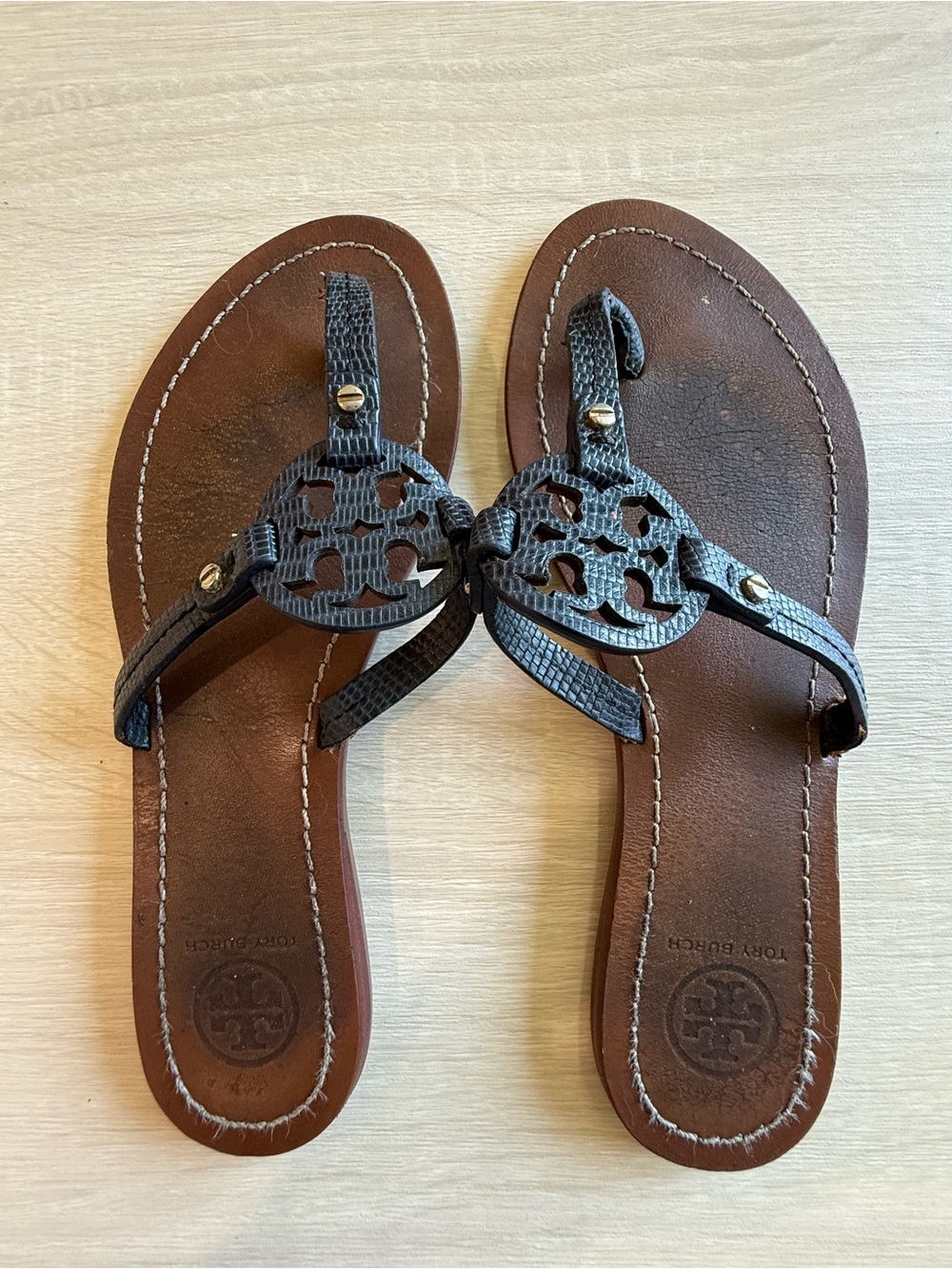 Tory Burch Miller Blue Leather Thong Sandals Women Size 6.5 Flat Logo Medallion - Picture 8 of 12